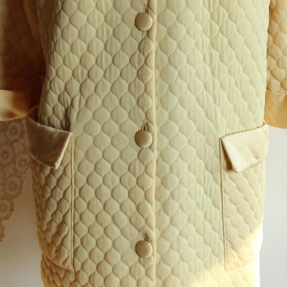 Vintage 1960s Robe, Gossard Artemis Golden Yellow Quilted Bed Jacket, Pointed - Picture 3 of 10
